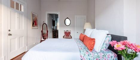 Fer et planche à repasser, lit parapluie, Wi-Fi, draps fournis