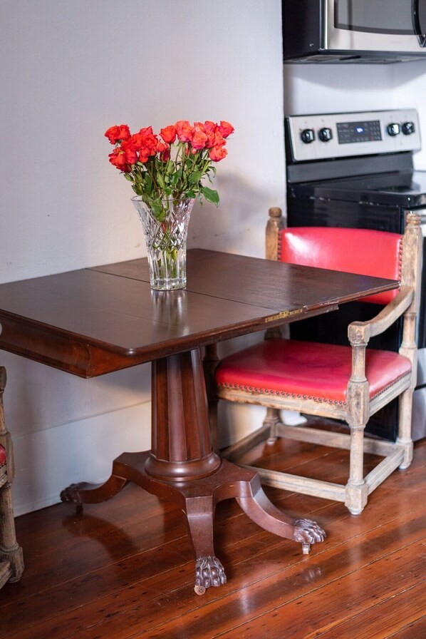 Dining - Enchanting Garden District Magazine Street Flat (New Orleans)