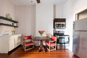 Mikrowelle, Ofen, Geschirrspüler, Wasserkocher mit Kaffee-/Teezubehör