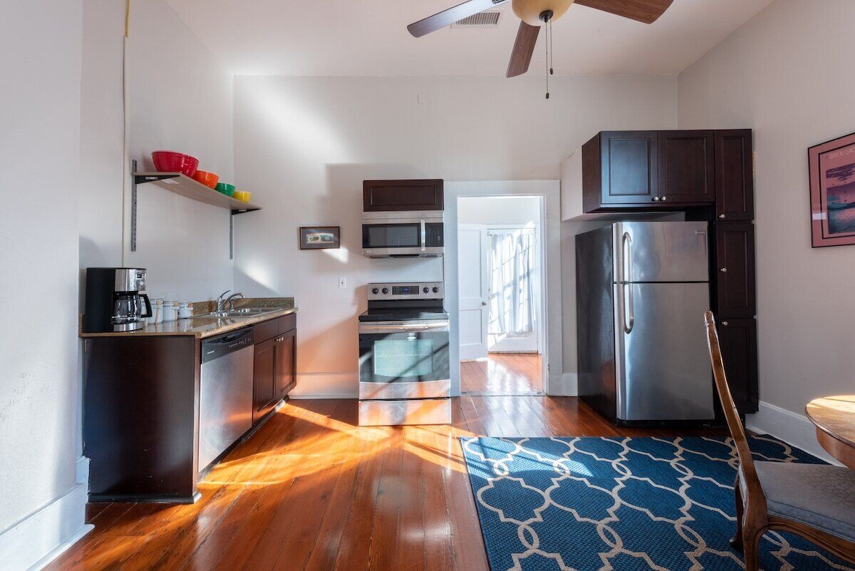 Micro-ondes, four, lave-vaisselle, cafetière/bouilloire