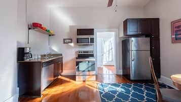 Micro-ondes, four, lave-vaisselle, cafetiĂšre/bouilloire