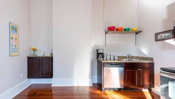 Een magnetron, een oven, een vaatwasser