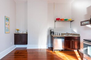 Een magnetron, een oven, een vaatwasser