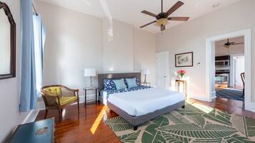 Een strijkplank/strijkijzer, reisbedje, wifi, beddengoed