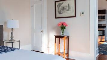 Een strijkplank/strijkijzer, reisbedje, wifi, beddengoed