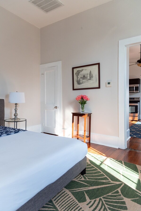 Een strijkplank/strijkijzer, reisbedje, wifi, beddengoed