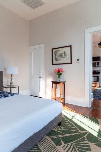 Fab Garden District Loft w/Balcony on Magazine St