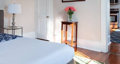 Fab Garden District Loft w/Balcony on Magazine St