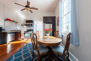 Microondas, horno, lavavajillas y cafetera y tetera