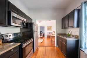 Mikrobølgeovn, ovn, oppvaskmaskin og kaffetrakter/tekoker