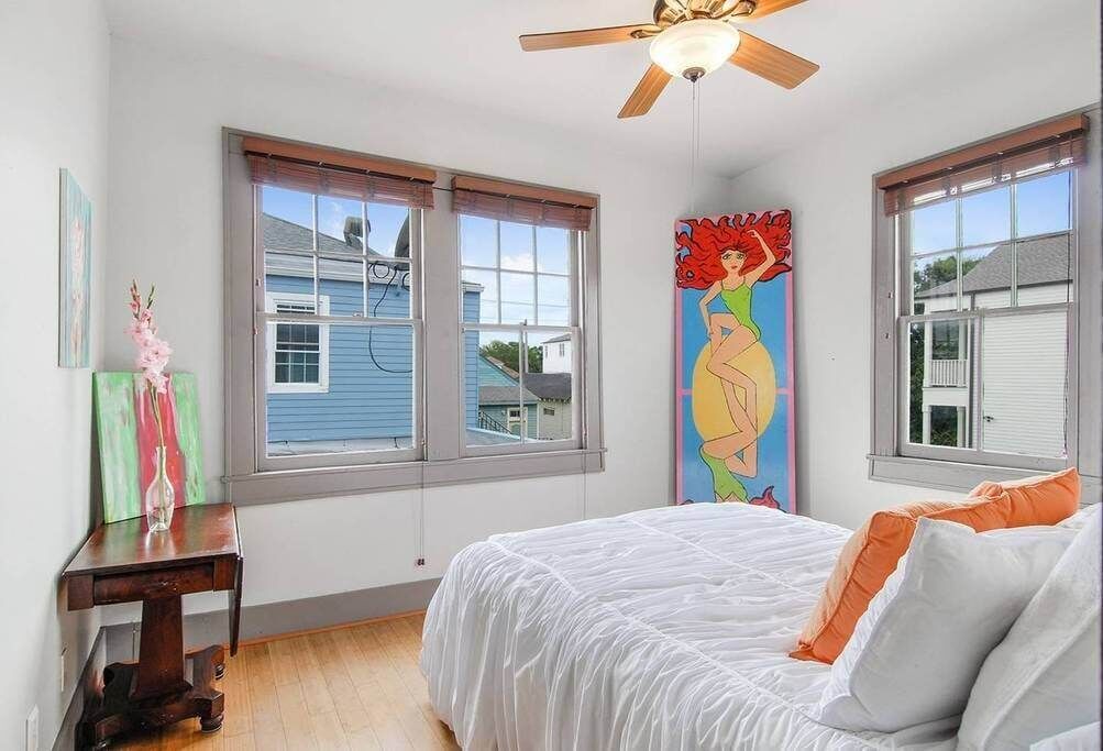 Tabla de planchar con plancha, cuna de viaje, wifi y ropa de cama 