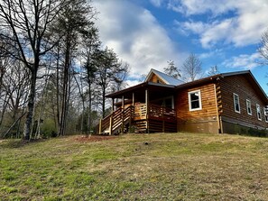 Exterior - Lux Family - Wheelchair Ramp  Fire Pit - Porches - BBQ - Full Accessibility (Blue Ridge)