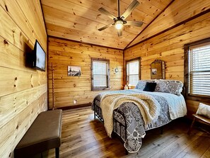 3 bedrooms, desk, iron/ironing board, travel cot - Lux Family - Wheelchair Ramp  Fire Pit - Porches - BBQ - Full Accessibility (Blue Ridge)
