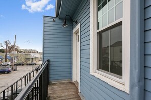 Exterior detail - Delightful Freret St Studio Apartment w/parking (New Orleans)