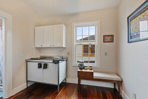 Microwave, oven, dishwasher, coffee/tea maker - Delightful Freret St Studio Apartment w/parking (New Orleans)