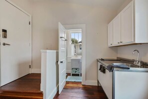 Private kitchen - Delightful Freret St Studio Apartment w/parking (New Orleans)