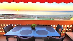 Outdoor dining - Beautiful Vacation Rental in Le Barcarès, France (Le Barcarès)