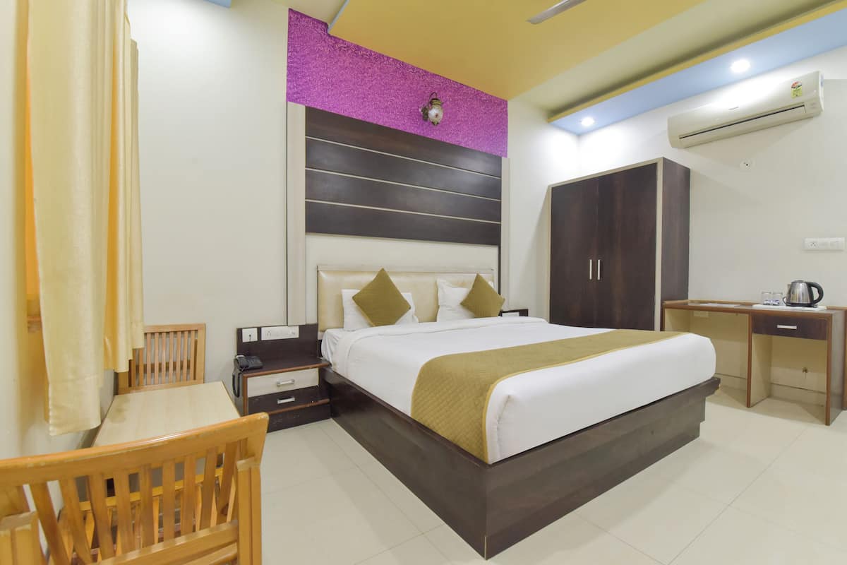Deluxe Room | Premium bedding, desk, WiFi (free), bed sheets