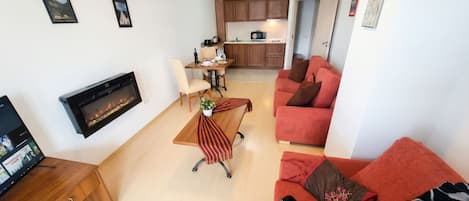 Apartment, 1 Bedroom, Accessible, Mountain View | Living room