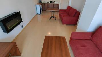 Apartment, 1 Bedroom, Accessible, Mountain View | Living room