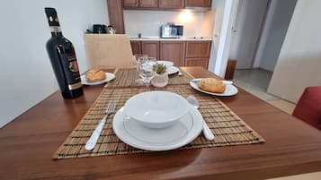 Apartment, 1 Bedroom, Accessible, Mountain View | Dining