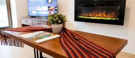 Apartment, 1 Bedroom, Accessible, Mountain View | Living room