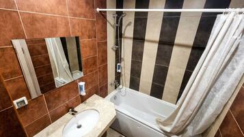 Apartment, 1 Bedroom, Accessible, Mountain View | Bathroom
