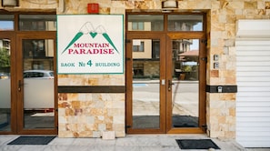 A building entrance with a sign reading "Mountain Paradise Book No 4 Building". - Mountain Paradise 4 - 1 Bedroom - Gondola, 100m Away - Washer (Bansko)