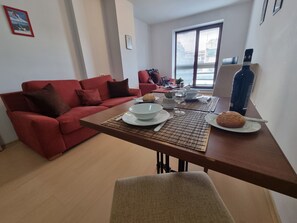 Appartement, 1 slaapkamer, toegankelijk voor mindervaliden, uitzicht op bergen | Woonkamer