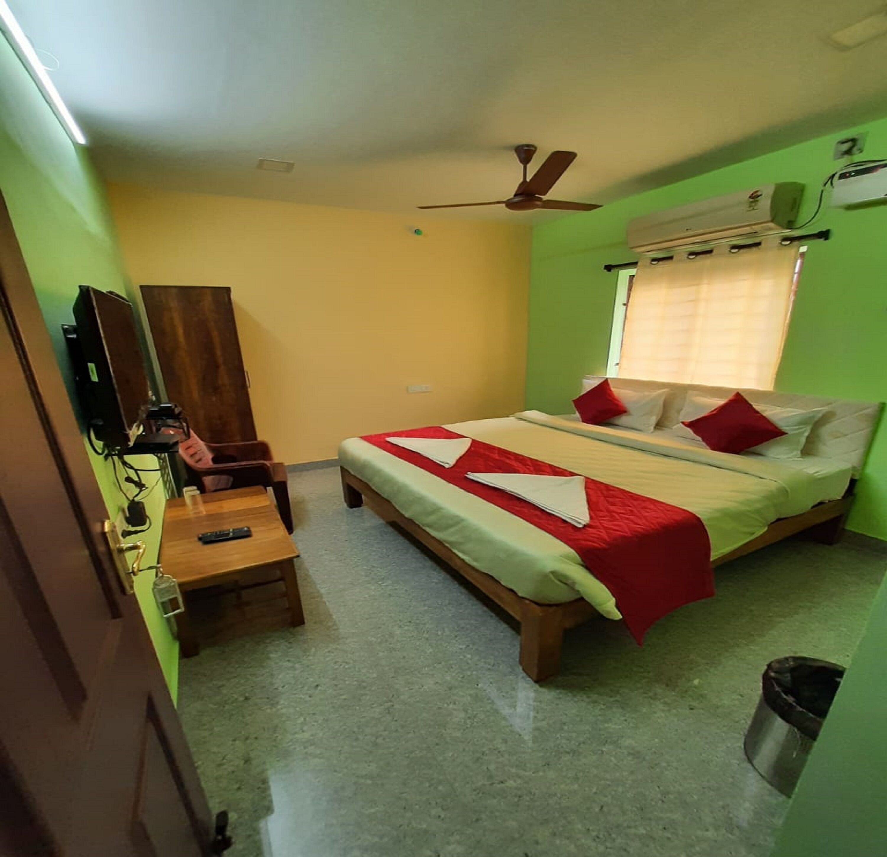 1 bedroom, premium bedding, desk, free WiFi