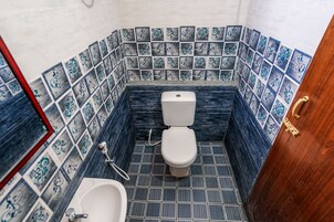 Standard Room | Bathroom | Shower, rainfall showerhead, towels