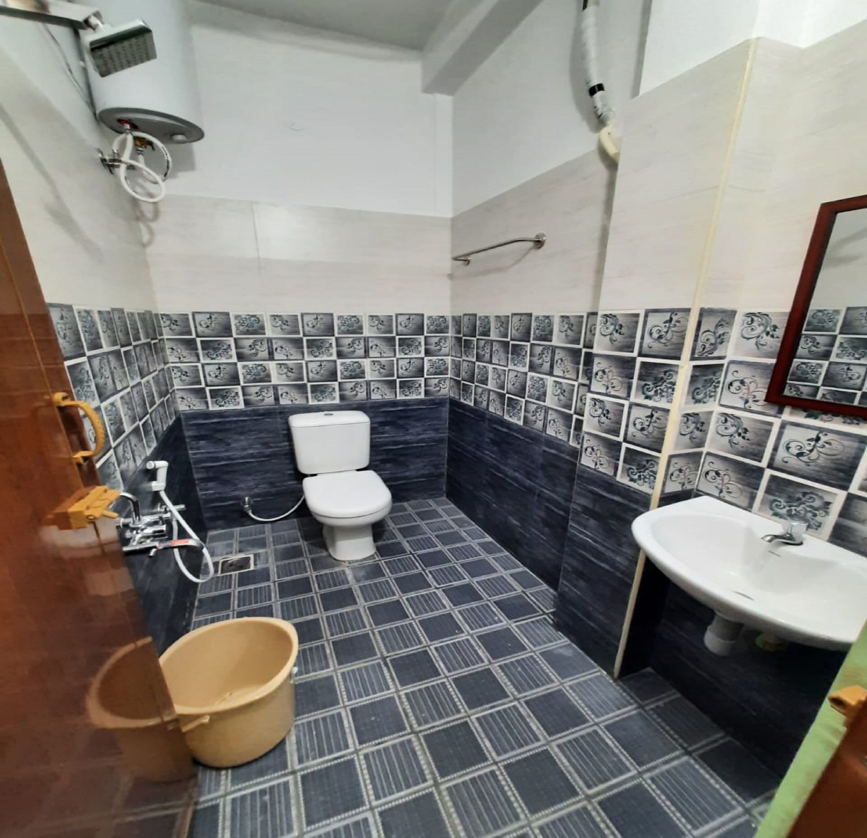 Deluxe Room | Bathroom | Shower, rainfall showerhead, towels
