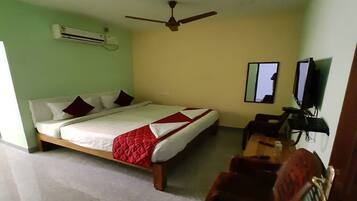 Deluxe Room | 1 bedroom, premium bedding, desk, free WiFi