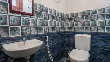 Standaard kamer | Badkamer | Een douche, een regendouche, handdoeken