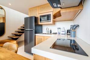 Superior Apartment | Private kitchenette | Fridge, microwave, stovetop, toaster - Karra 8 by Hombali (Canggu)