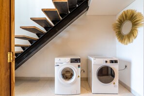 1 多间卧室、客房内保险箱、办公桌、遮光窗帘