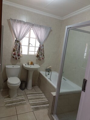 Appartement, 2 chambres, fumeurs, patio | Salle de bain