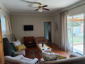 Appartement, 2 slaapkamers, roken, patio | Woonkamer