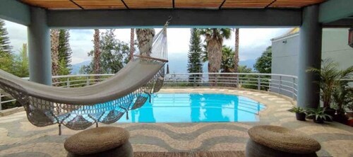 Mansión Medellín 680 m2 con Piscina y Sala de Vapor