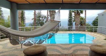 Mansión Medellín 680 m2 con Piscina y Sala de Vapor