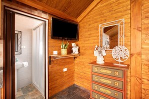 Regadera, secadora de cabello, toallas 