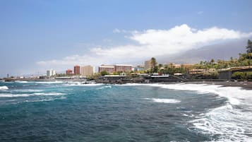 Una spiaggia nelle vicinanze