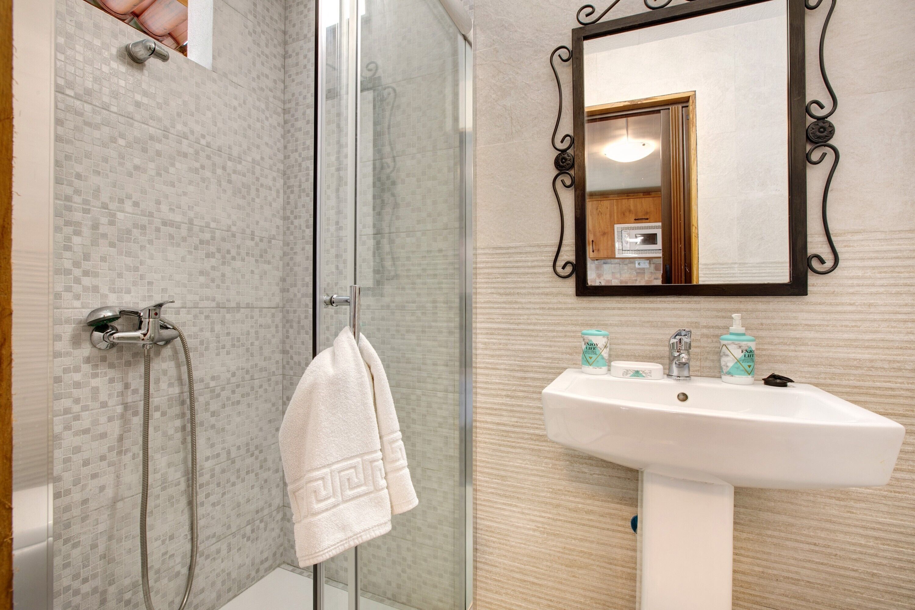 Regadera, secadora de cabello, toallas 