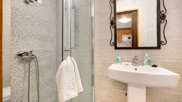 Regadera, secadora de cabello, toallas