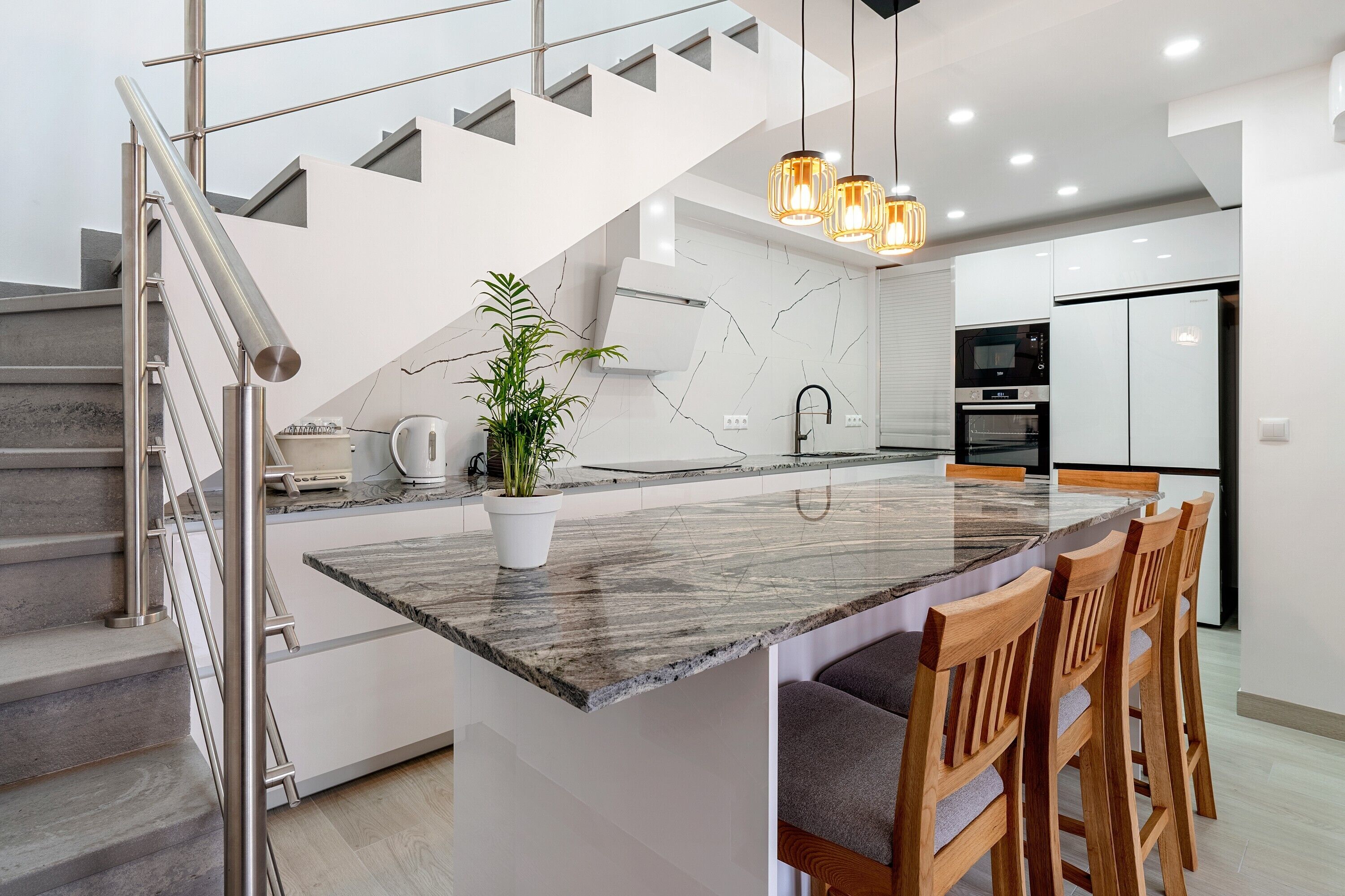 Frigorifero, microonde, forno, piano cottura