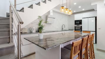 Kylskåp, mikrovågsugn, ugn och spishäll