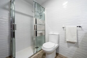Douche, séchoir à cheveux, serviettes fournies