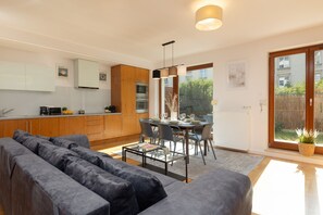 2 bedrooms, bed sheets - Apartament z 2 Sypialniami by Renters (Warsaw)