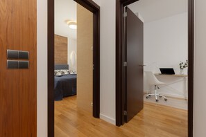 2 bedrooms, bed sheets - Apartament z 2 Sypialniami by Renters (Warsaw)