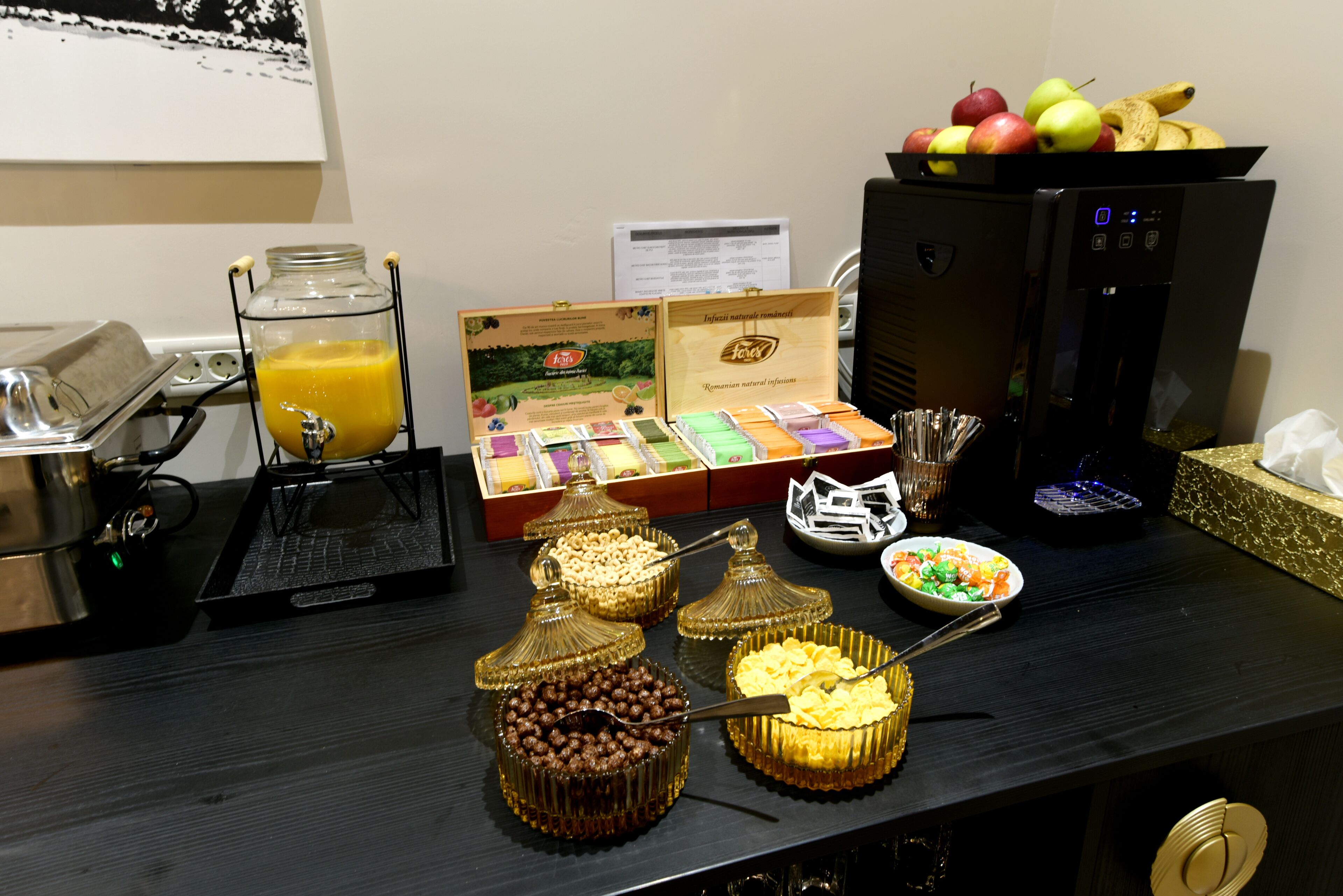 Disposición de bufé con diversos alimentos y una máquina de café.